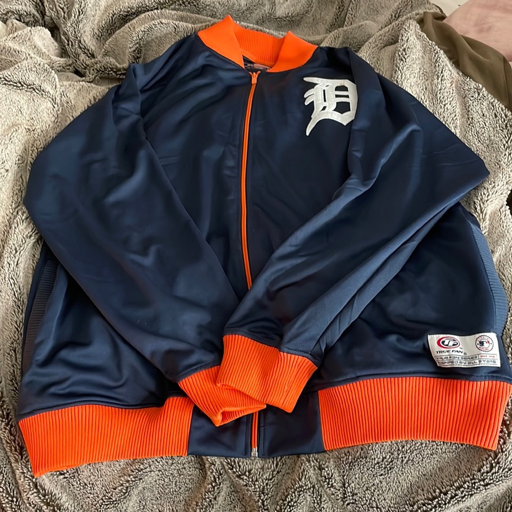 Detroit tigers zip up
